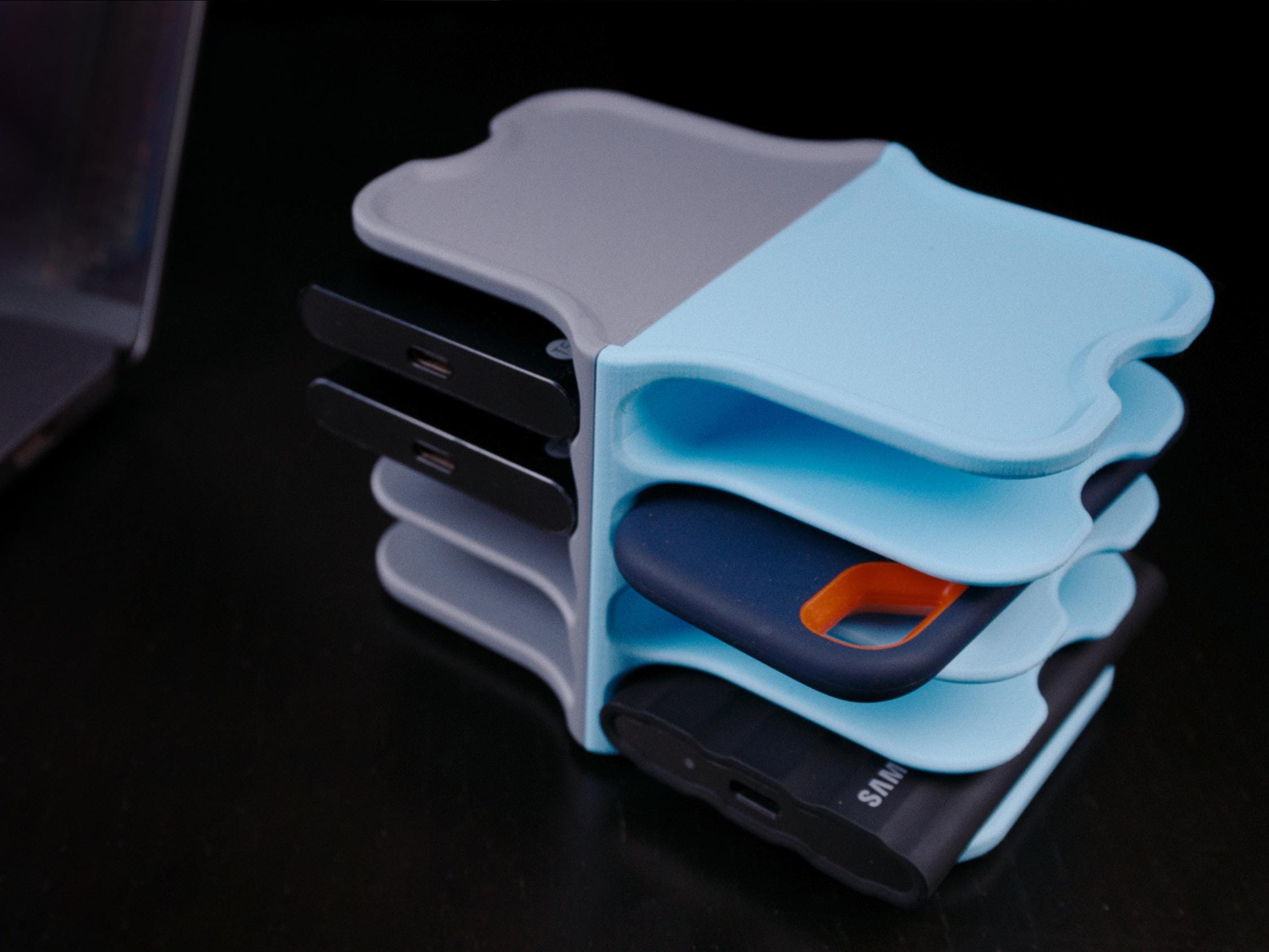 Universal & Compact Vertical SSD Holder for Up to 8 Solid State Drives